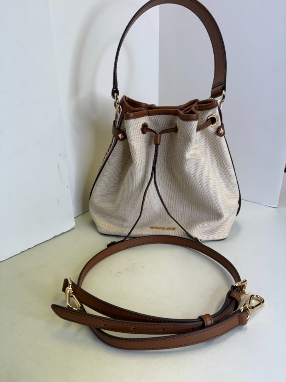 Michael Kors Luggage Maeve Medium Bucket Messenger Bag Handbag Tan Brown